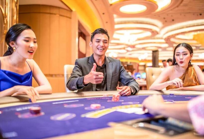 هتل Hoiana  And Suites