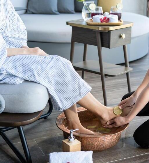 هتل Hoiana  And Suites