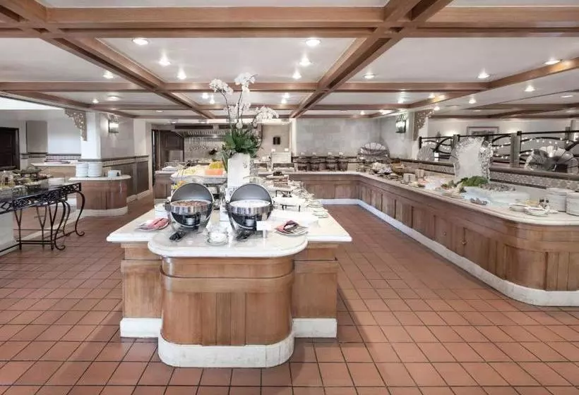 Отель Dorsett Grand Subang