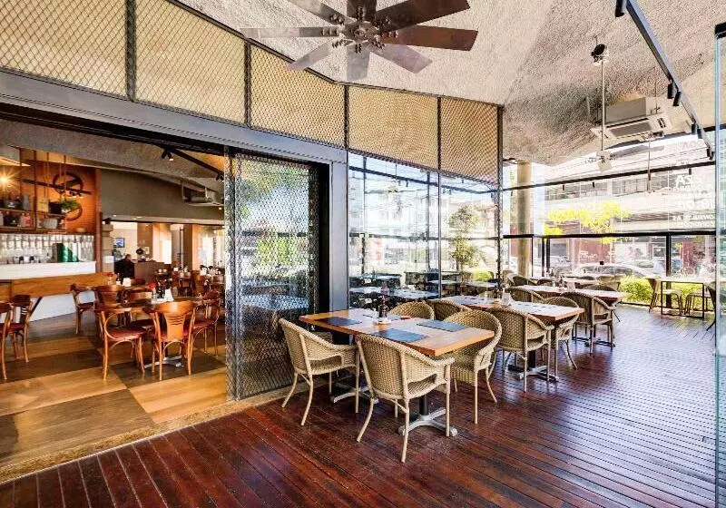 Отель Ibis Vitoria Praia Do Canto