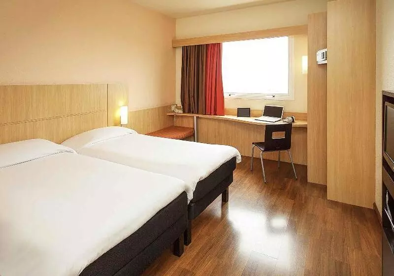 Отель Ibis Vitoria Praia Do Canto