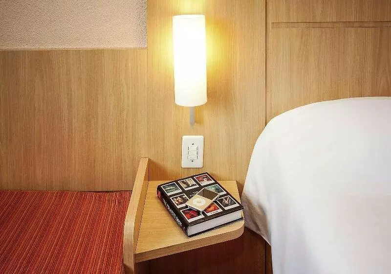 Отель Ibis Vitoria Praia Do Canto