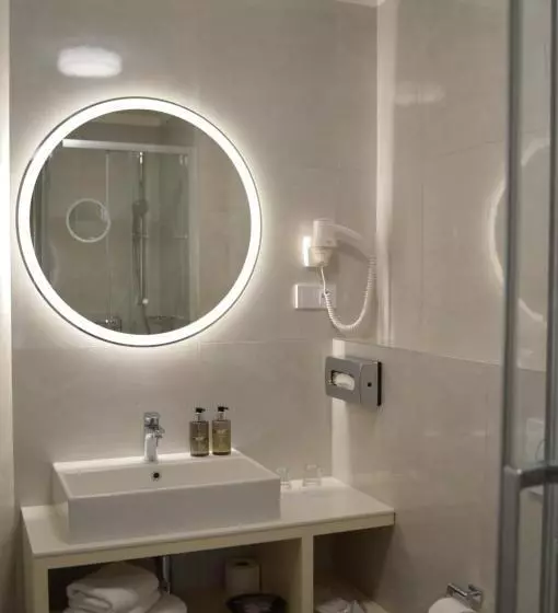 هتل The Golden Wheel