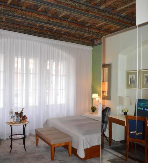 هتل The Golden Wheel