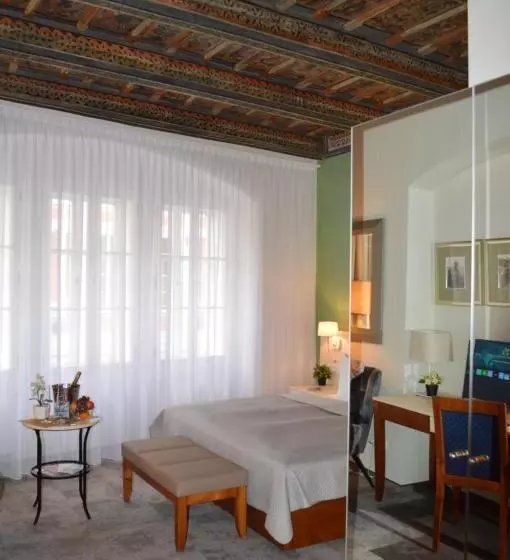 هتل The Golden Wheel