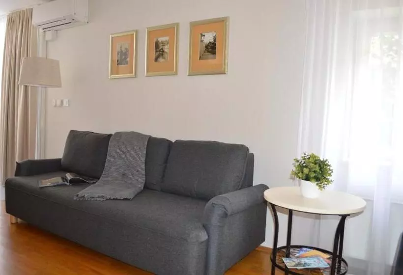 هتل The Golden Wheel