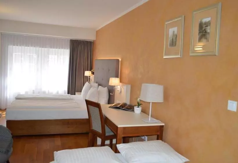 هتل The Golden Wheel