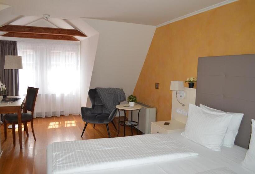 هتل The Golden Wheel