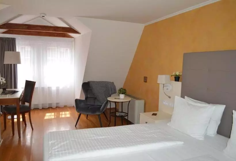 هتل The Golden Wheel