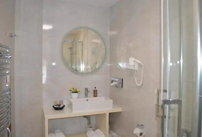 هتل The Golden Wheel