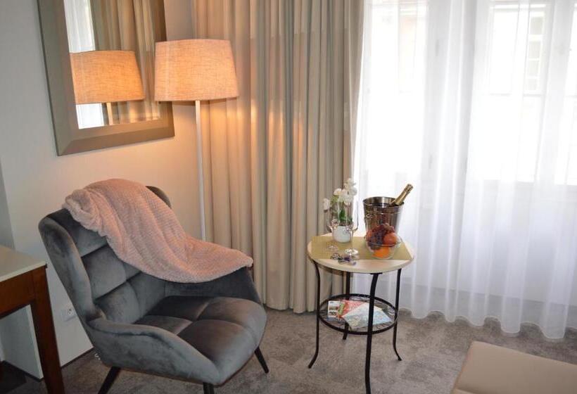 هتل The Golden Wheel