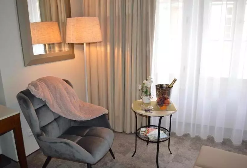 هتل The Golden Wheel