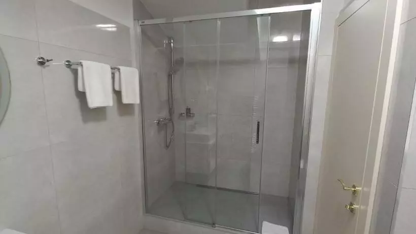 هتل The Golden Wheel