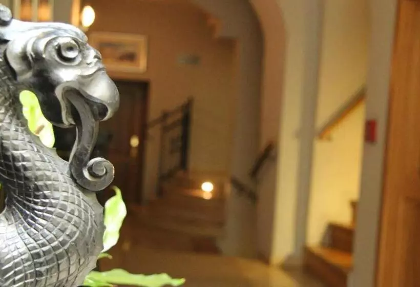 هتل The Golden Wheel