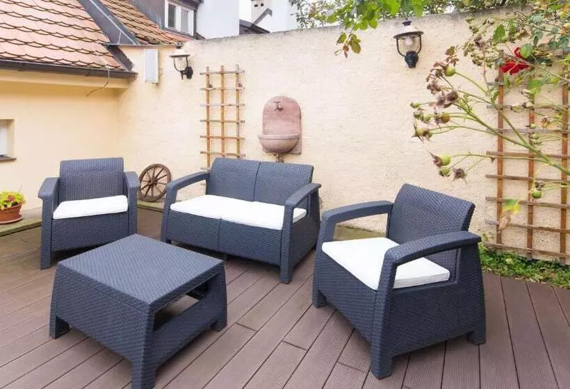 هتل The Golden Wheel