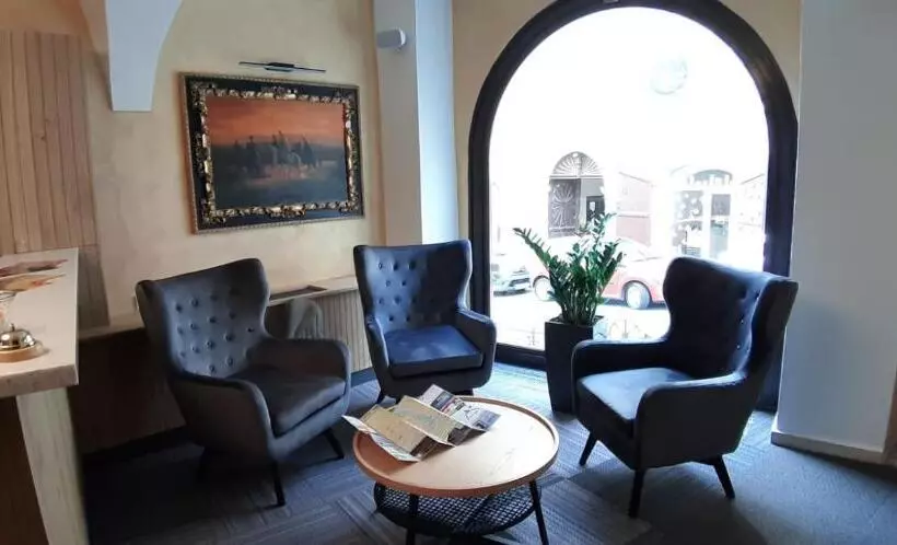 هتل The Golden Wheel