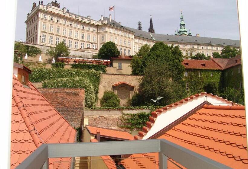 هتل The Golden Wheel