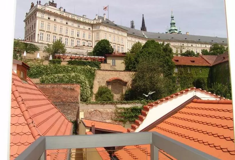 هتل The Golden Wheel