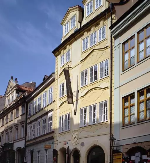 هتل The Golden Wheel