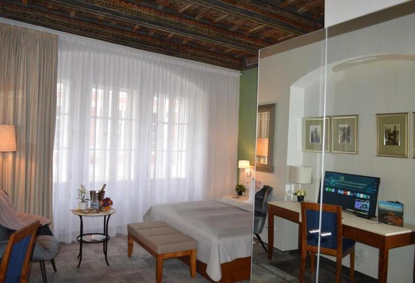 هتل The Golden Wheel