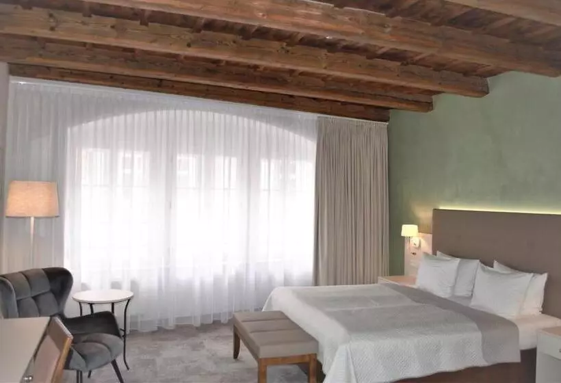 هتل The Golden Wheel