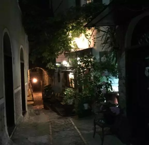 ベッドアンドブレックファースト La Finestrella Di Montalto Locanda