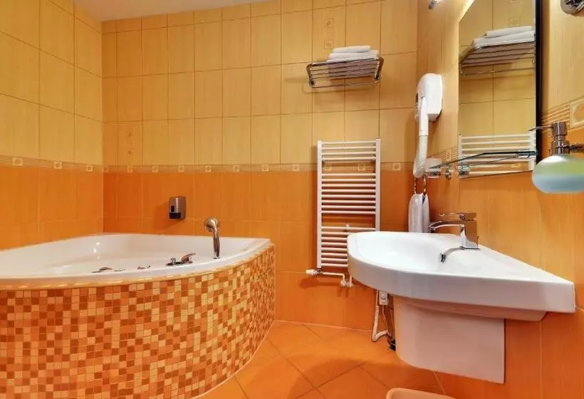 Majatalo Restaurace A Penzion Kamenec