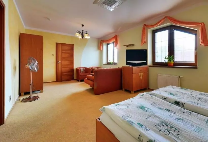 Majatalo Restaurace A Penzion Kamenec