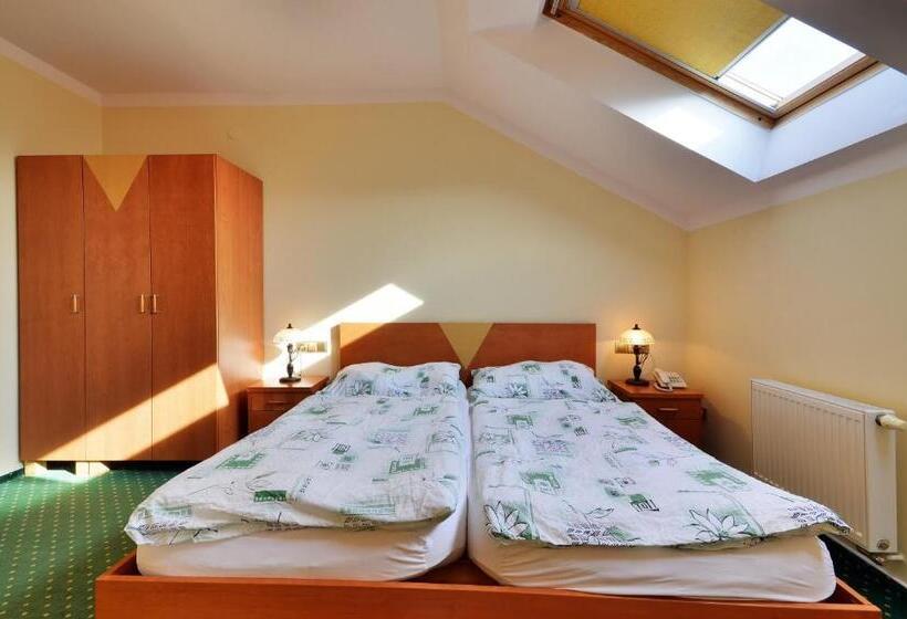 بنسيون Restaurace A Penzion Kamenec