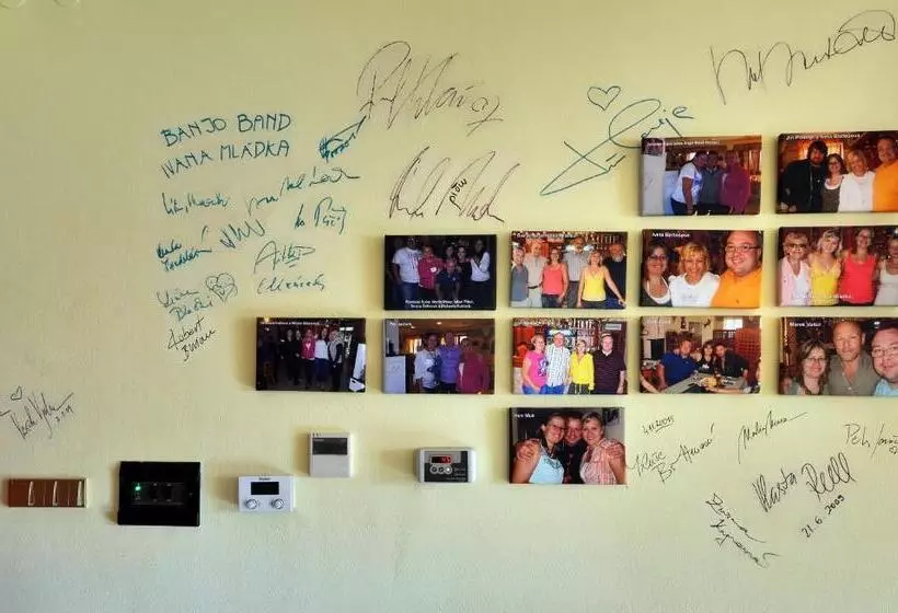 Majatalo Restaurace A Penzion Kamenec