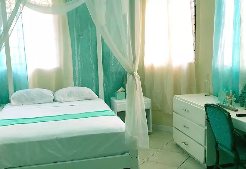 تختخواب و صبحانه Sea Breeze