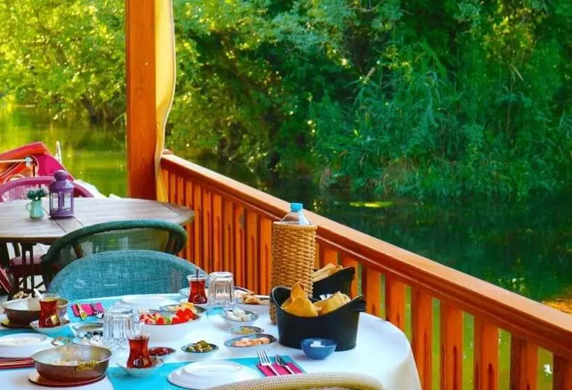 Hotelli Three Palms Suites