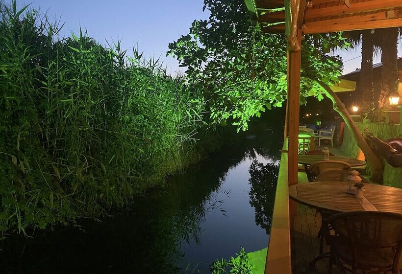 ホテル Three Palms Suites