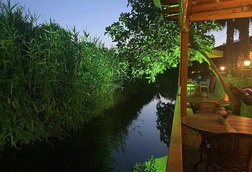 Hotelli Three Palms Suites