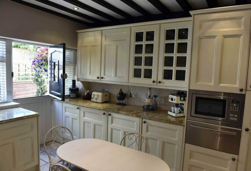 Luxury Cottage Near Windsor Castle