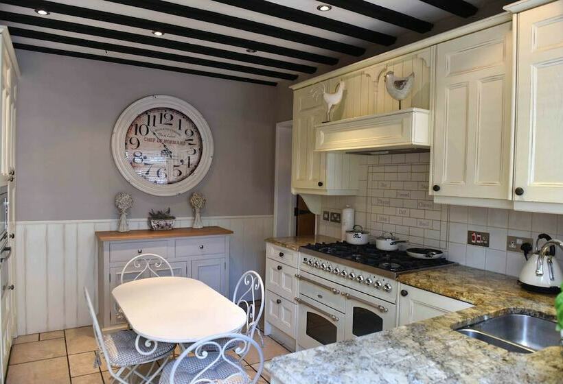 Luxury Cottage Near Windsor Castle