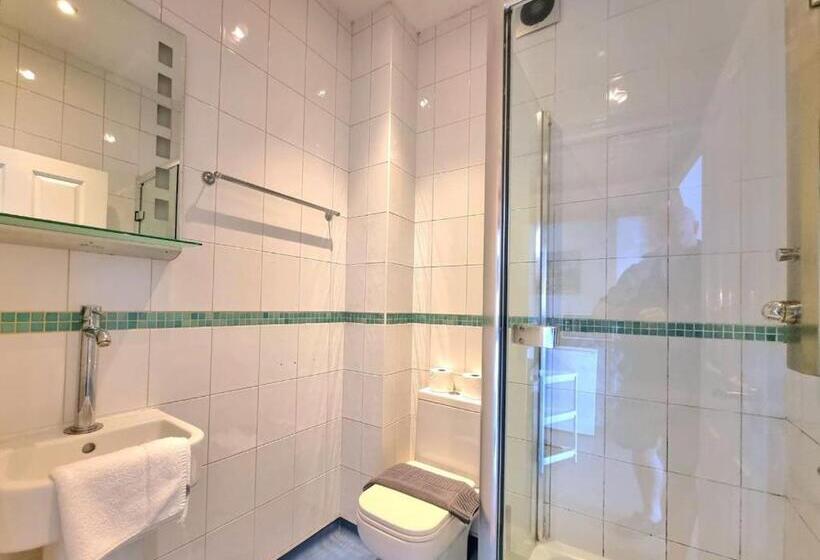 هاستل Reef Lodge