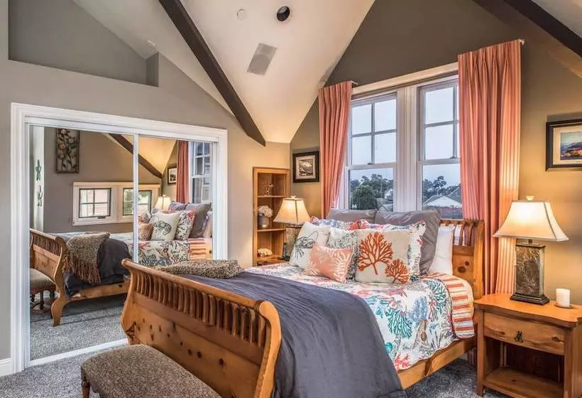 3703 La Gloria Cottagebythesea