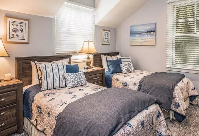 3703 La Gloria Cottagebythesea