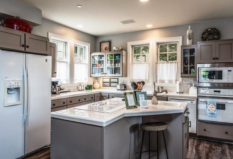 3703 La Gloria Cottagebythesea