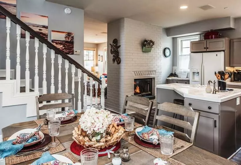 3703 La Gloria Cottagebythesea