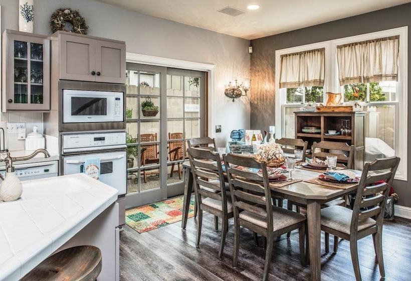 3703 La Gloria Cottagebythesea