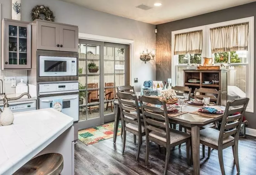 3703 La Gloria Cottagebythesea