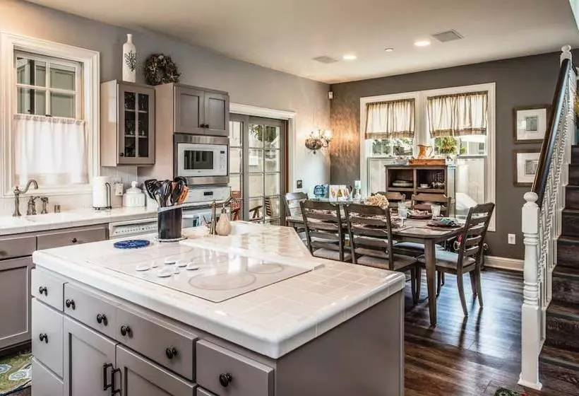 3703 La Gloria Cottagebythesea