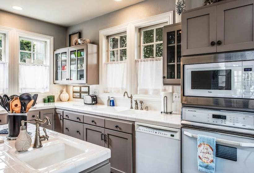 3703 La Gloria Cottagebythesea