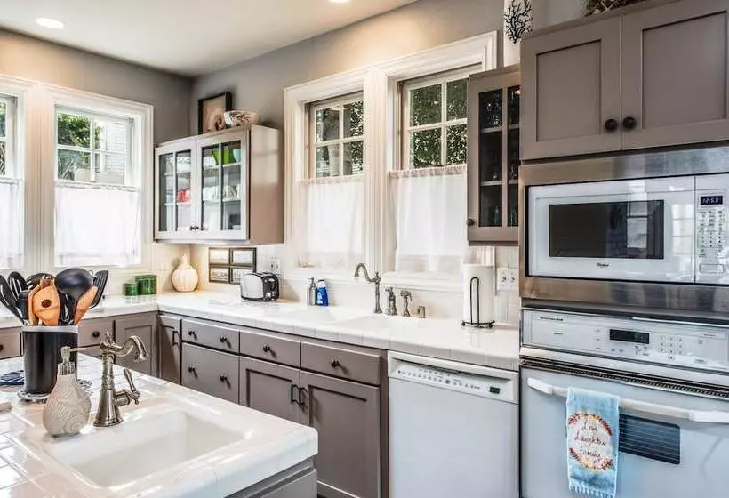 3703 La Gloria Cottagebythesea