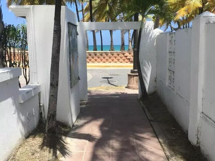Hotelli Borinquen Beach Inn