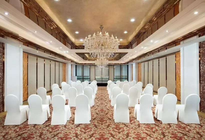 호텔 Crowne Plaza Shanghai Nanjing Road, An Ihg