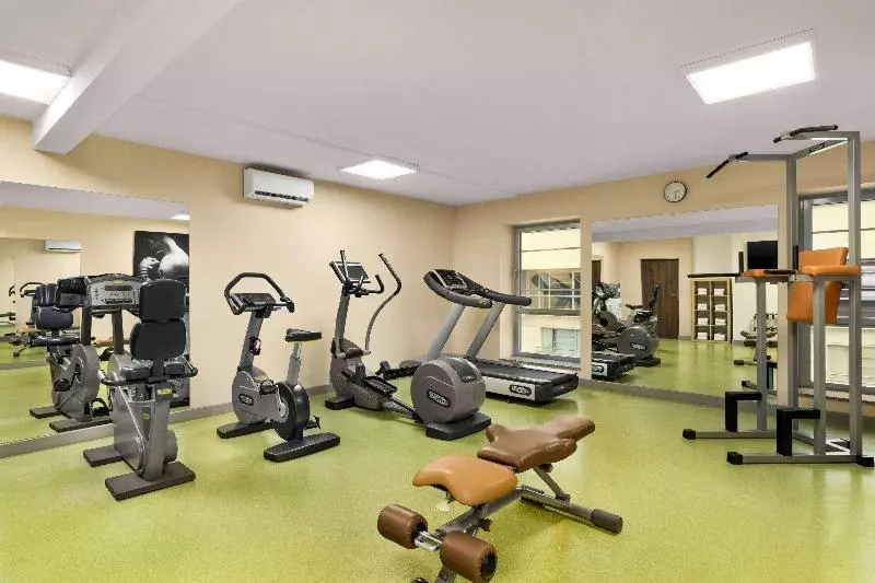 בית מלון כפרי Wyndham Wroclaw Old Town