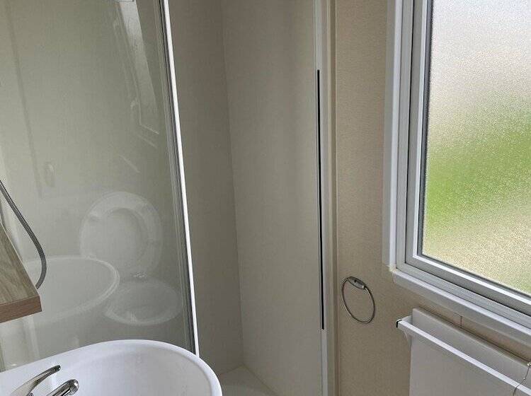 منتجع Towervans Caravan Park